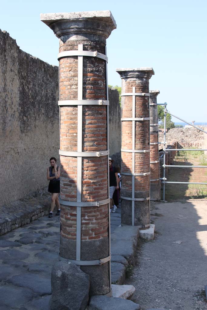 Via Marina, September 2021.
Looking west along portico outside VII.16, with wall of Temple of Venus, on left.
Photo courtesy of Klaus Heese.