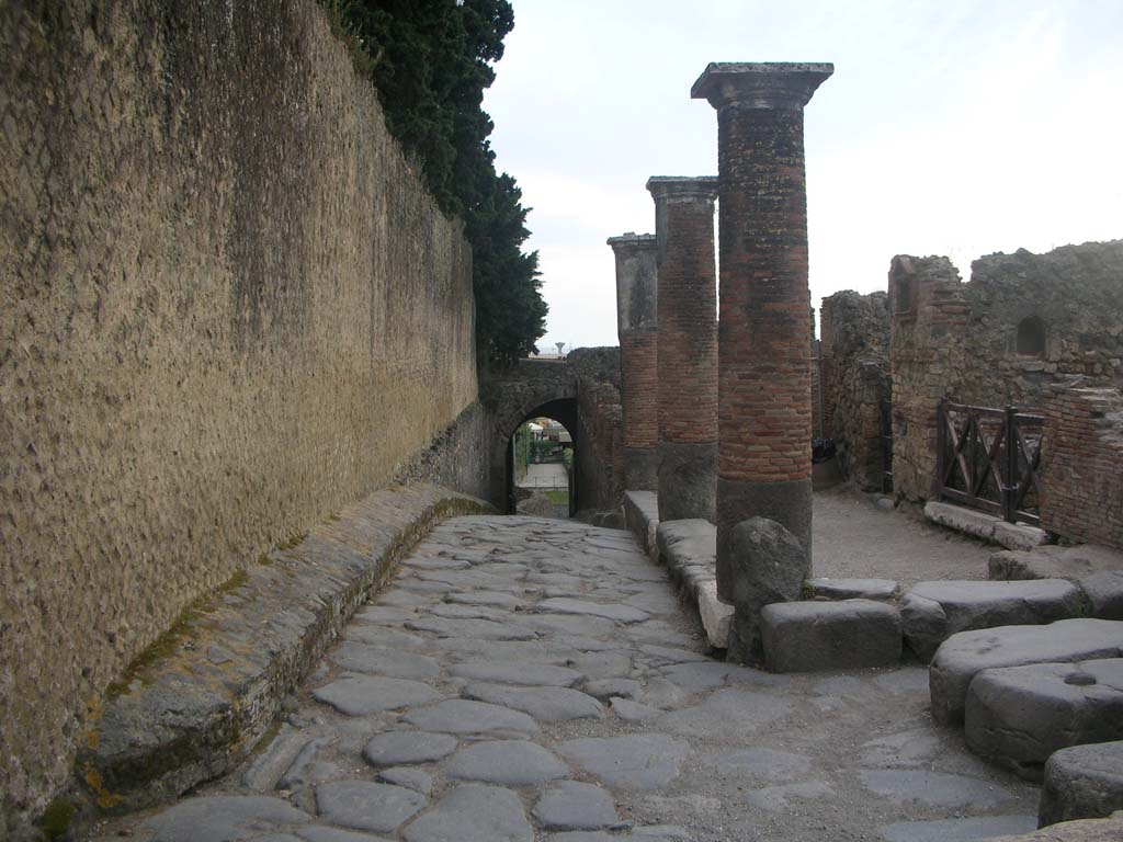 Via Marina, Pompeii, on left. May 2011.
Looking west along portico outside VII.16, on right, towards Porta Marina.Photo courtesy of Ivo van der Graaff.