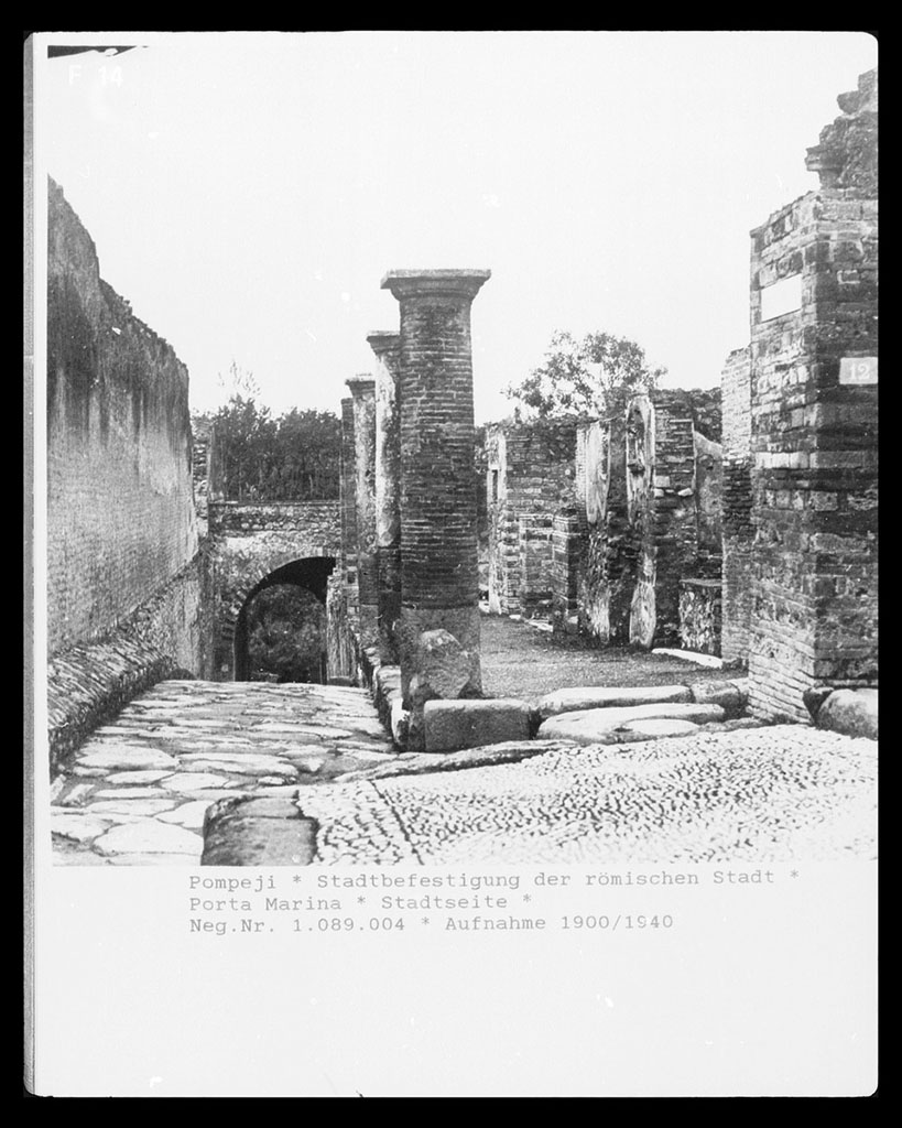Via Marina, 1895-1920? Looking west along portico outside VII.16, towards Porta Marina.
Photo © Bildarchiv Foto Marburg / Foto: unbekannt; Aufn.-Datum: um 1895/1920? Aufnahme-Nr. 1.089.004 (Vorschaubild).