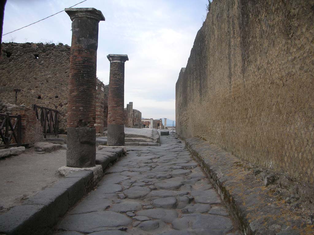 Via Marina, Pompeii. May 2011.
Looking east between VII.16 and VIII.1, towards junction with Vicolo del Gigante, on left. Photo courtesy of Ivo van der Graaff.