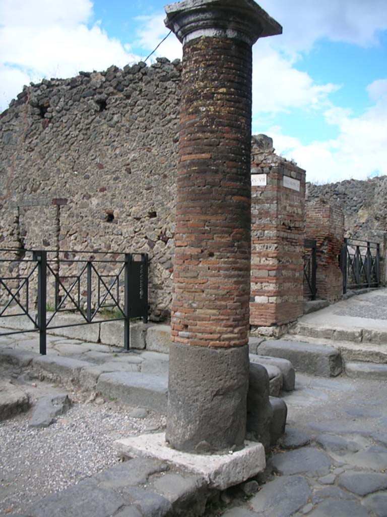Via Marina, Pompeii. May 2011.
Column on corner of junction between Vicolo del Gigante, on left, and Via Marina, on right.
Photo courtesy of Ivo van der Graaff.