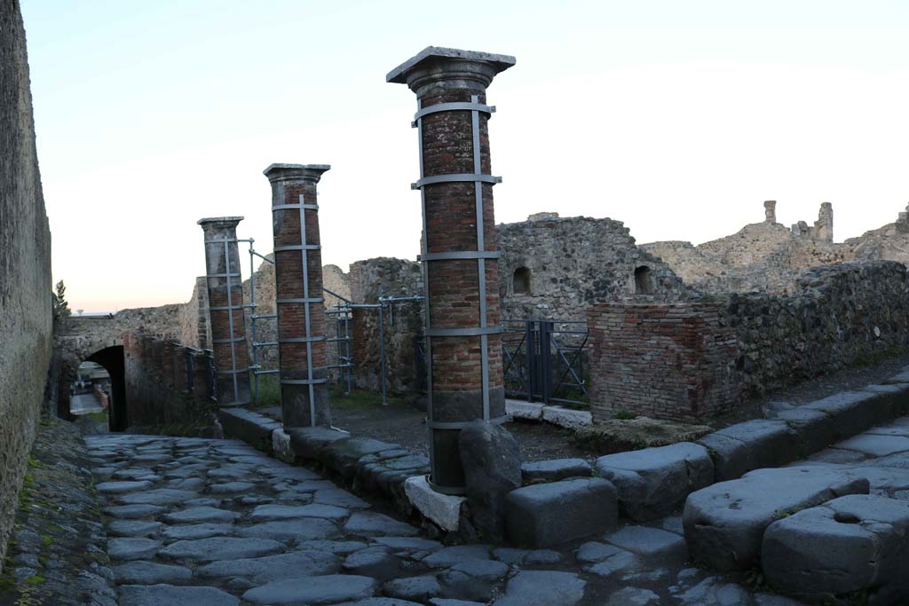 Via Marina, Pompeii. December 2018.
Looking north-west towards junction of Via Marina, on left, and Vicolo del Gigante, on right. Photo courtesy of Aude Durand.
