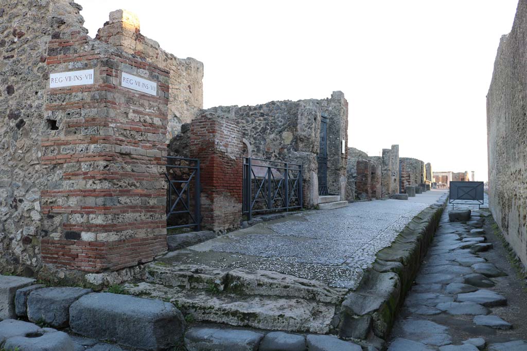 Via Marina, Pompeii, with Vicolo del Gigante on the left (north). December 2018.
Looking east with VII.7.12 on corner, towards VII.7.32 and Forum. Photo courtesy of Aude Durand.