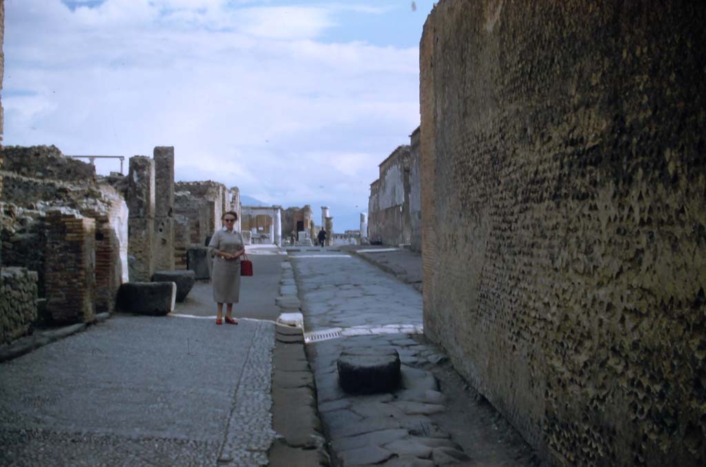 Via Marina, Pompeii. November 1958. Looking east towards Forum, with wall of Temple of Venus, on right.
Photo courtesy of Rick Bauer.