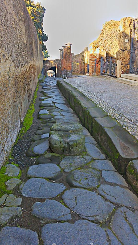 Via Marina, Pompeii. 2015/2016.
Looking west towards Porta Marina. Photo courtesy of Giuseppe Ciaramella.
