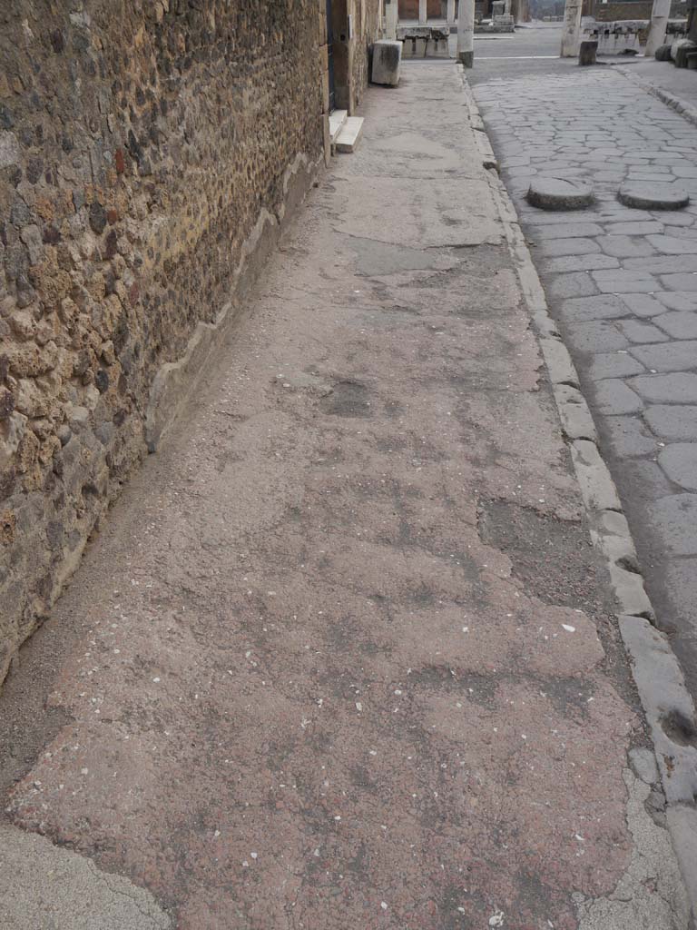 Via Marina, Pompeii. September 2018.
Looking east along pavement/flooring towards Forum, from outside Temple at VII.7.32.
Foto Anne Kleineberg, ERC Grant 681269 DÉCOR.