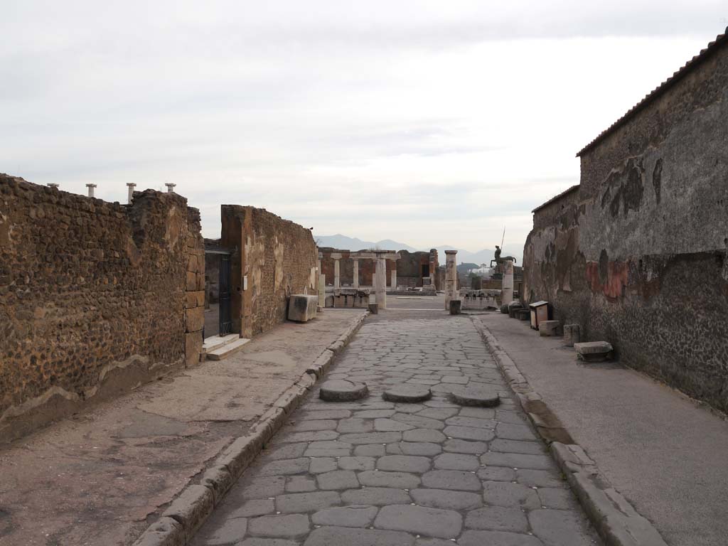 Via Marina, Pompeii. September 2018. Looking east between VII.7.32 the Temple of Apollo, on left, and VIII.1, the Basilica, on right.
Foto Anne Kleineberg, ERC Grant 681269 DÉCOR.