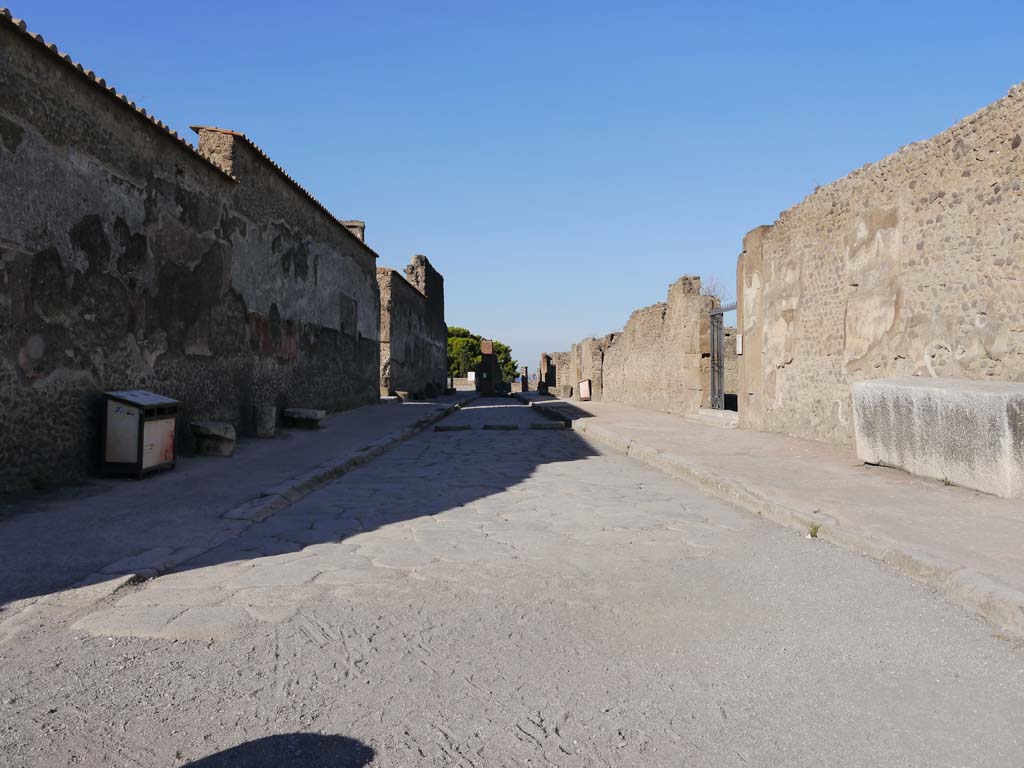 Via Marina, Pompeii. September 2018. Looking west between VIII.1, on left, and VII.7.32, on right.
Foto Anne Kleineberg, ERC Grant 681269 DÉCOR.
