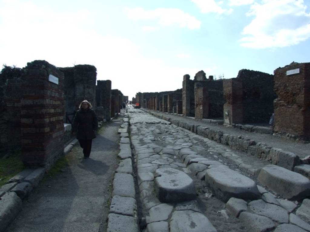 Via della Fortuna between VII.3 and VI.14. March 2009. Looking west from the crossroads with Via Stabiana.