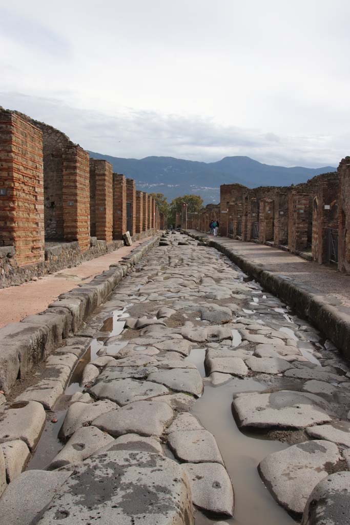 Via Stabiana between IX.4 and VII.3. October 2020.
Looking south from the crossroads, during the year of the pandemic. Photo courtesy of Klaus Heese.
