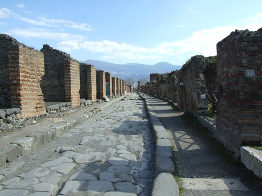 Via Stabiana between IX.4 and VII.3. March 2009. Looking south from the crossroads.