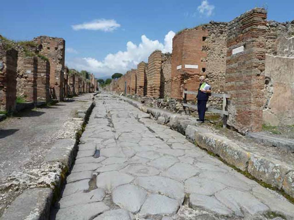 Via Stabiana, May 2010. Looking north between VII.2 and IX.3. towards junction with unnamed vicolo on the east side.