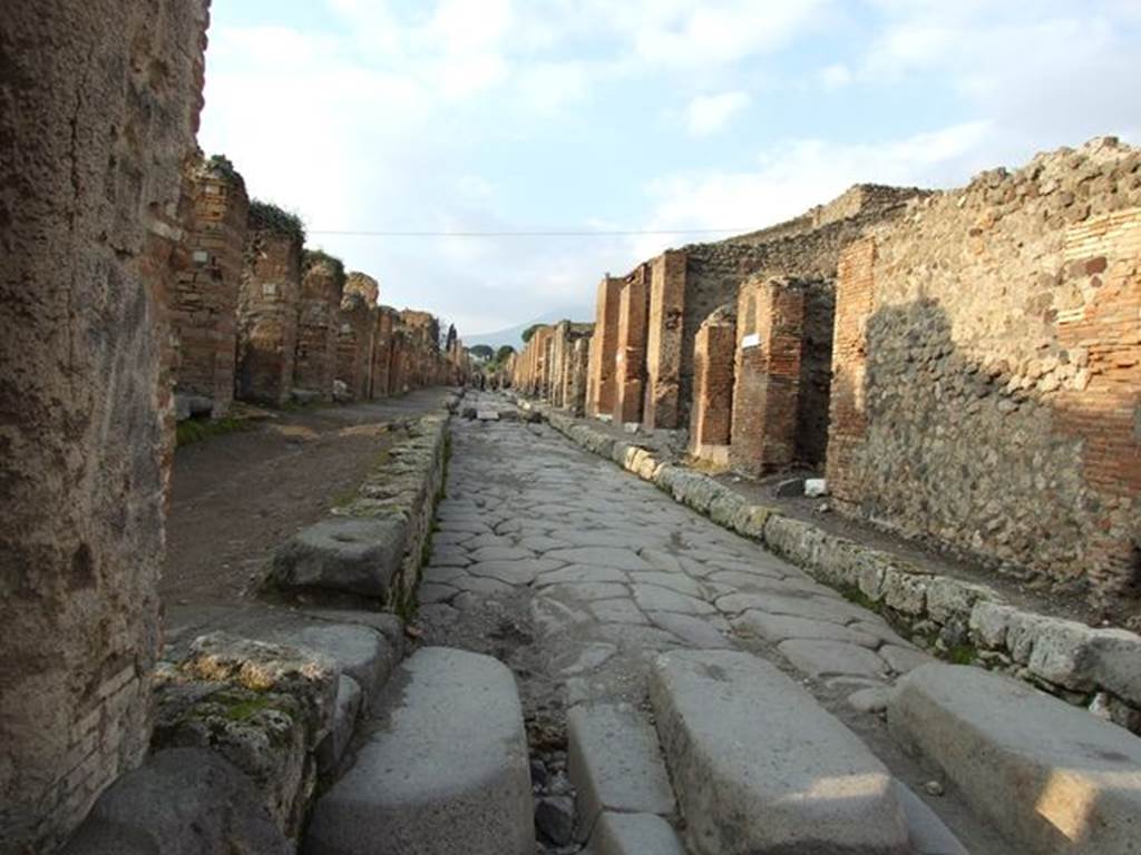 Via Stabiana between VII.2 and IX.3. Looking north from junction with Via degli Augustali. December 2006.