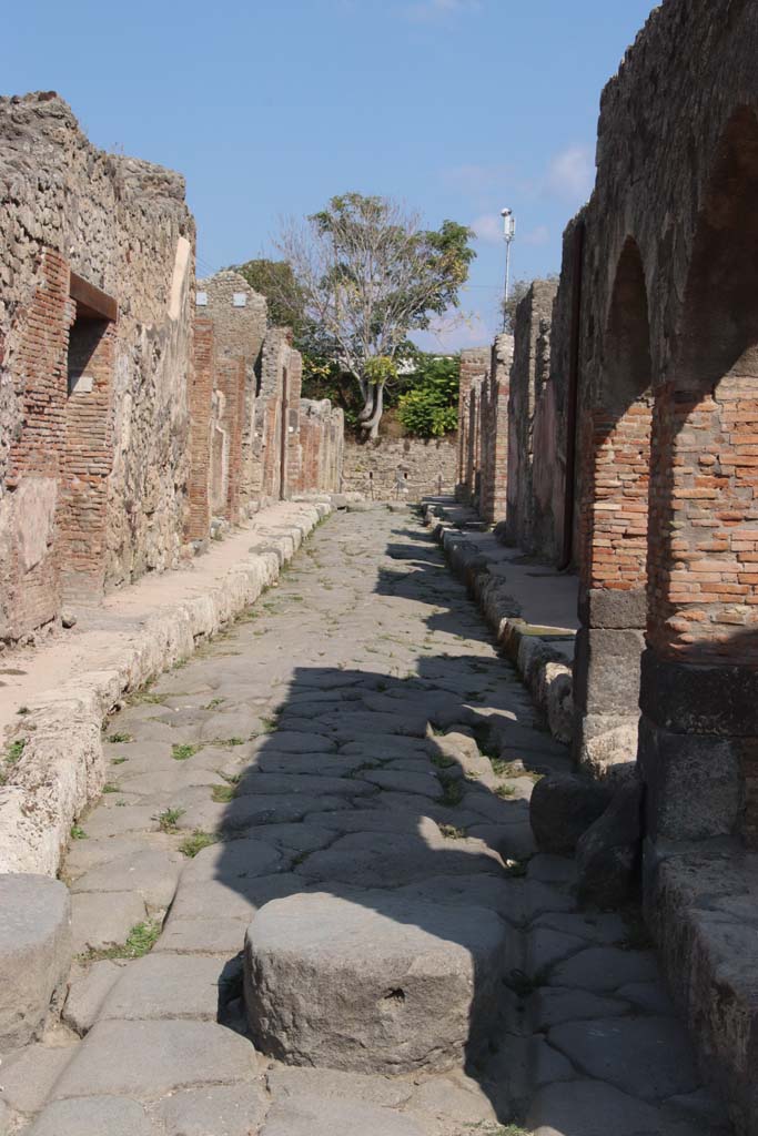 Unnamed vicolo between IX.3 and IX.2. September 2017.
Looking east from near IX.2.1, on right, on junction with Via Stabiana.
Photo courtesy of Klaus Heese.