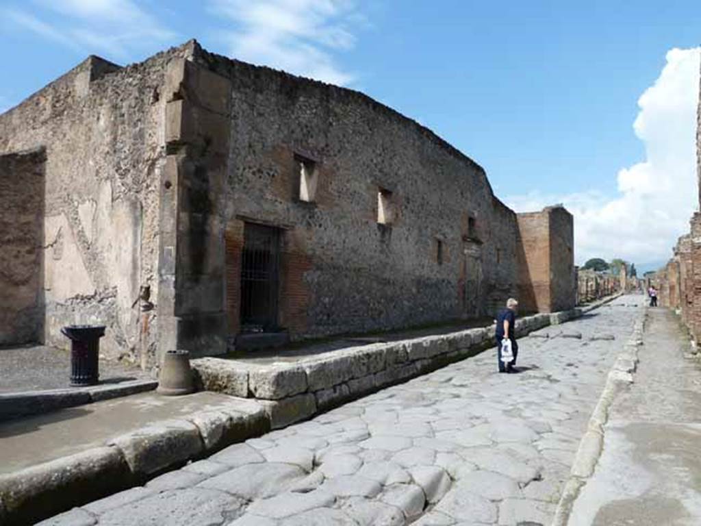 Via Stabiana, west side, May 2010. Looking north along VII.1, the east side of the Stabian Baths.
