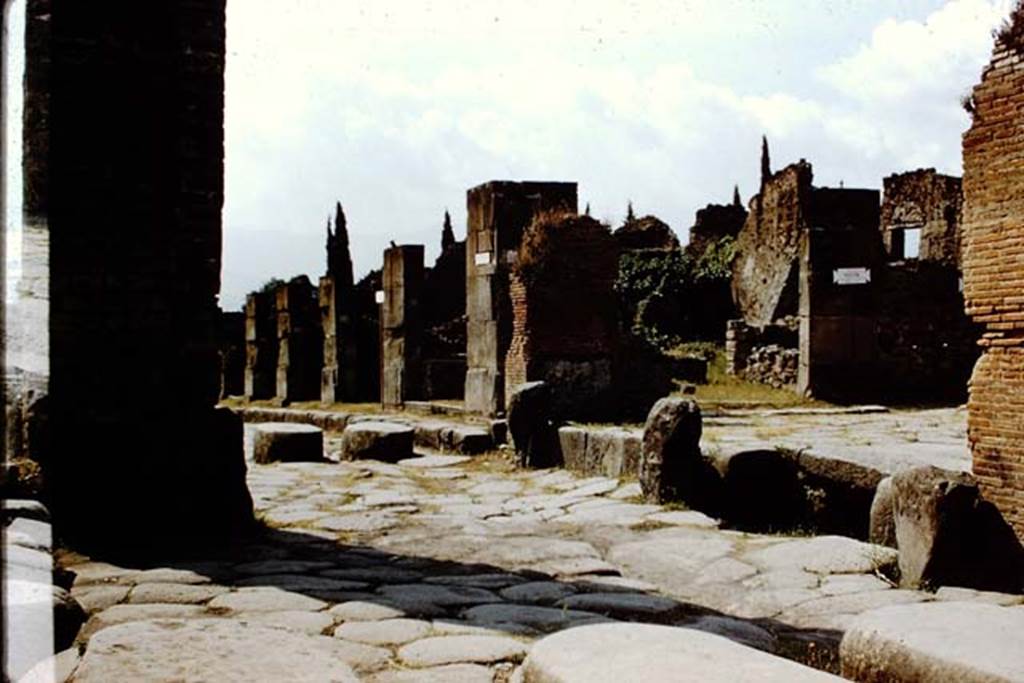 Via Stabiana, 1959. Looking south-west across junction with Via dell’Abbondanza, with drain at Holconius’ crossroads. Photo by Stanley A. Jashemski.
Source: The Wilhelmina and Stanley A. Jashemski archive in the University of Maryland Library, Special Collections (See collection page) and made available under the Creative Commons Attribution-Non Commercial License v.4. See Licence and use details.
J59f0344