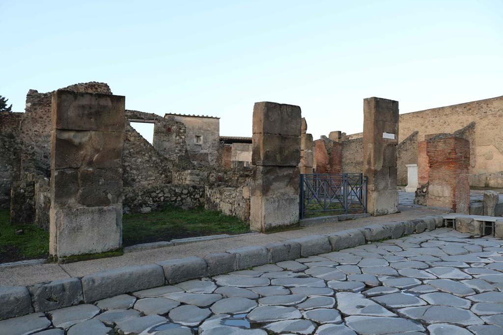 Via Stabiana, Pompeii. December 2018.
Looking north towards VIII.4.18 and VIII.4.17a, on west side of junction with Via dell’Abbondanza at Holconius’ crossroads.
Photo courtesy of Aude Durand.