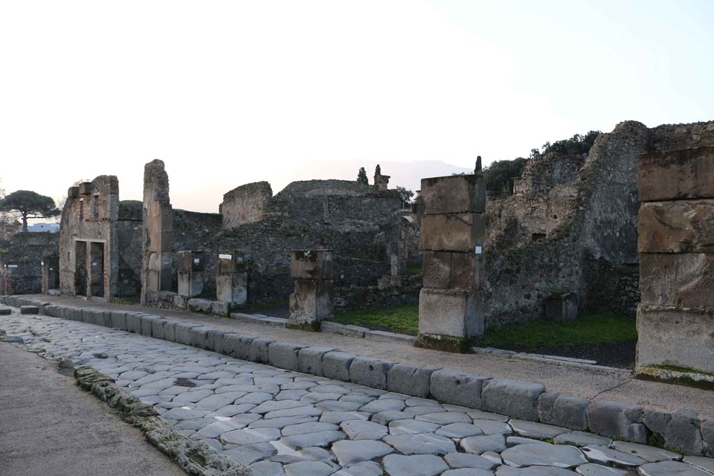 Via Stabiana, Pompeii. December 2018.
Looking south along west side of roadway, from VIII.4.28, on left, to VIII.4.20, on right. Photo courtesy of Aude Durand.