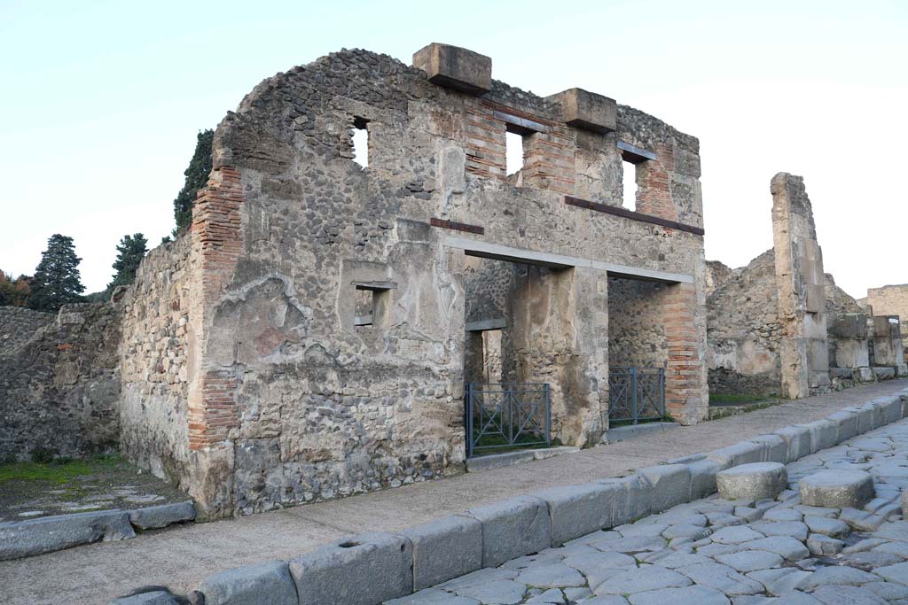 Via Stabiana, Pompeii. December 2018.
Looking towards west side of roadway, from VIII.4.28, on left, to VIII.4.23, on right. Photo courtesy of Aude Durand.