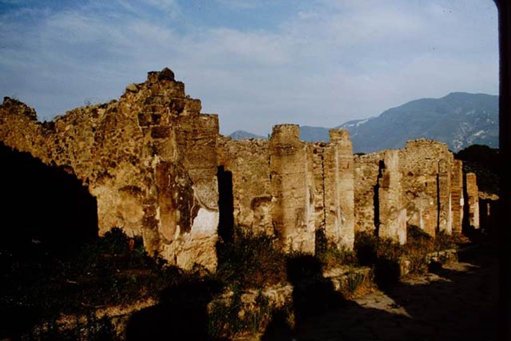 I.4.11 on left, looking south along east side of Via Stabiana, Pompeii. 1964. Photo by Stanley A. Jashemski.
Source: The Wilhelmina and Stanley A. Jashemski archive in the University of Maryland Library, Special Collections (See collection page) and made available under the Creative Commons Attribution-Non Commercial License v.4. See Licence and use details.
J64f1335