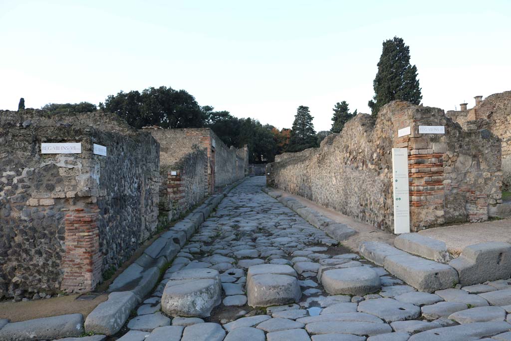 Via del Tempio d’Iside, Pompeii. December 2018. Looking west from junction with Via Stabiana. Photo courtesy of Aude Durand.