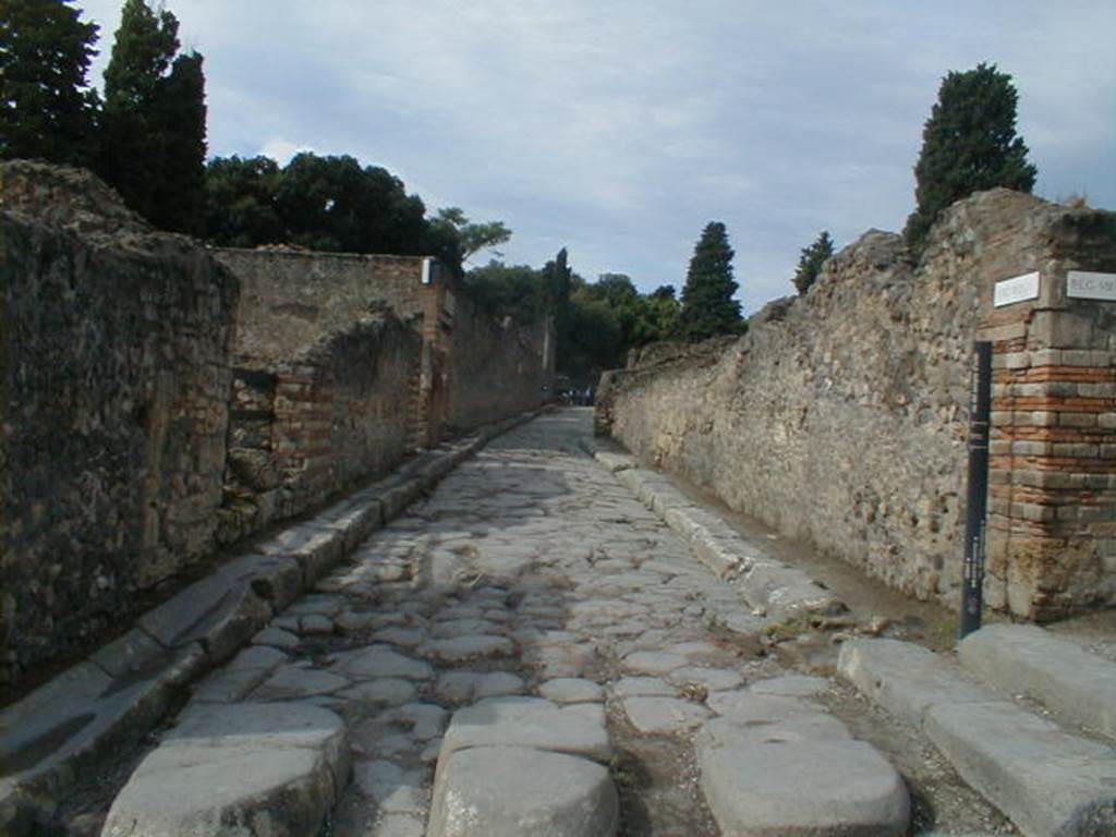 Via del Tempio d’Iside between VIII.7 and VIII.4. September 2004. Looking west from crossroads.