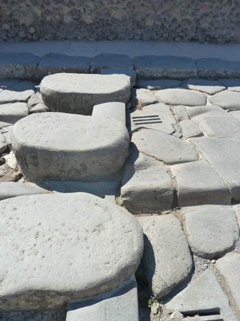 Via Stabiana, September 2015. Looking west across the stepping stones, with the improvement to drainage.