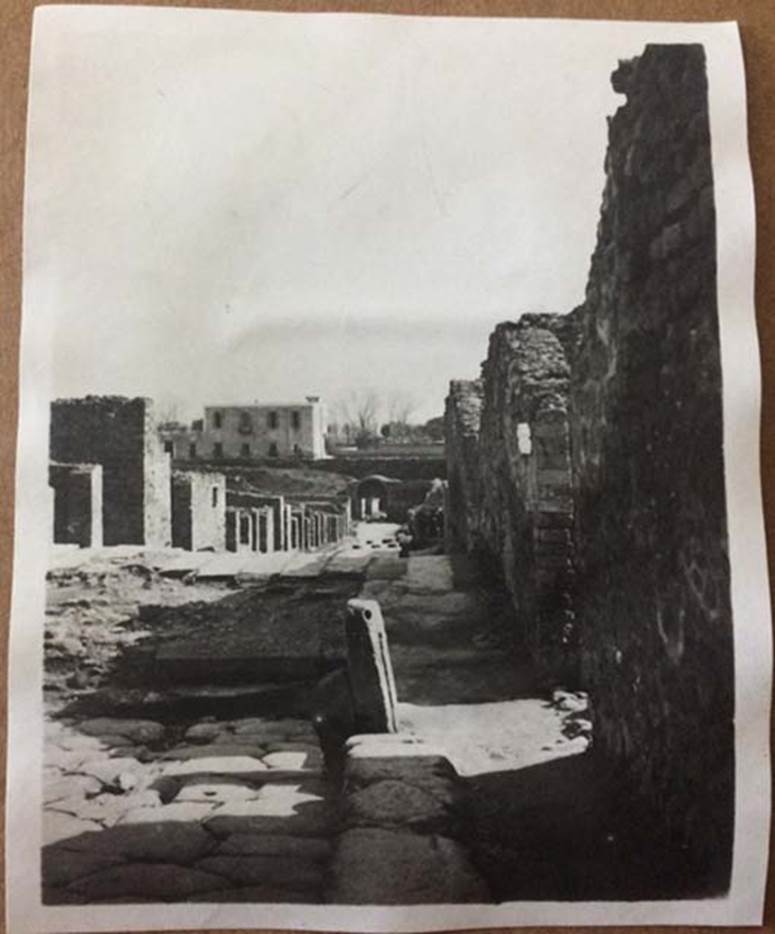 Via Stabiana, Pompeii. August 27, 1904. Looking south from near VIII.7.25. Photo courtesy of Rick Bauer.