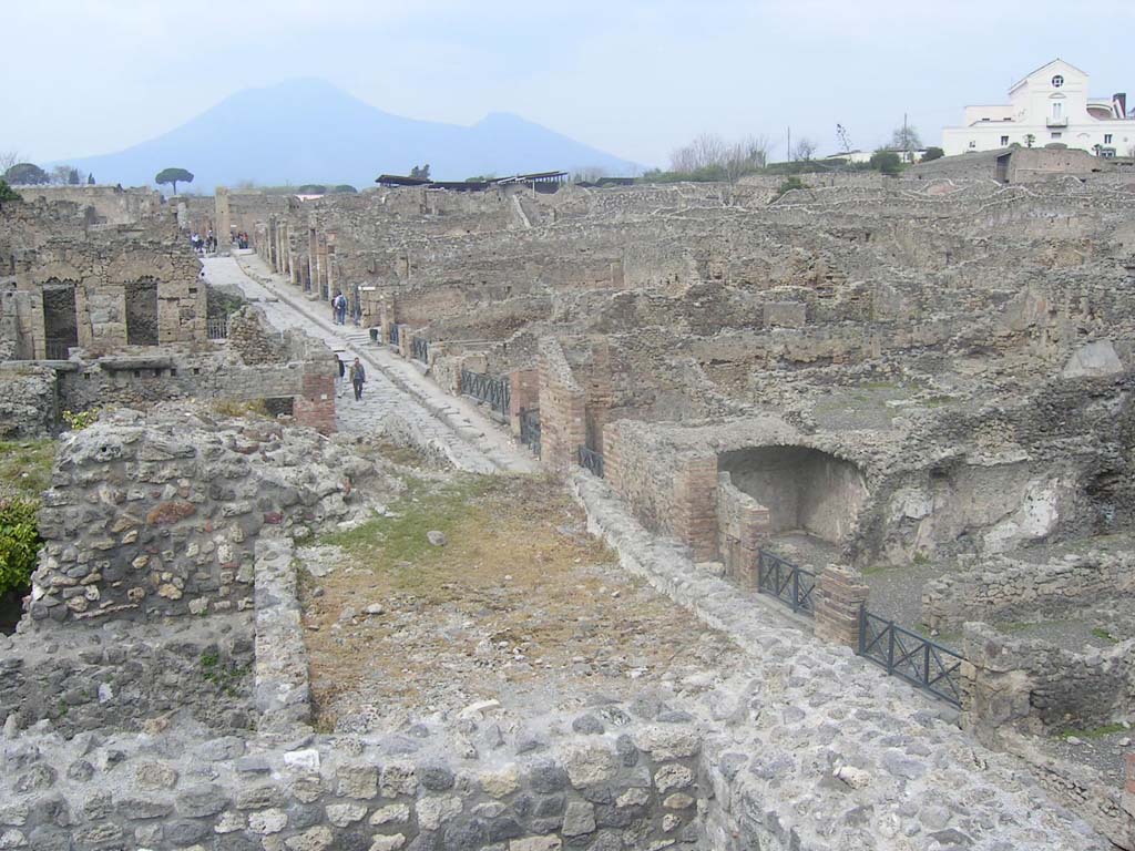 Via Stabiana, April 2005. Looking north from near upper peristyle area of VIII.7.24, on left.
Reg. VIII.7. is on the left, and Reg. I.3. is on the right. Photo courtesy of Klaus Heese.