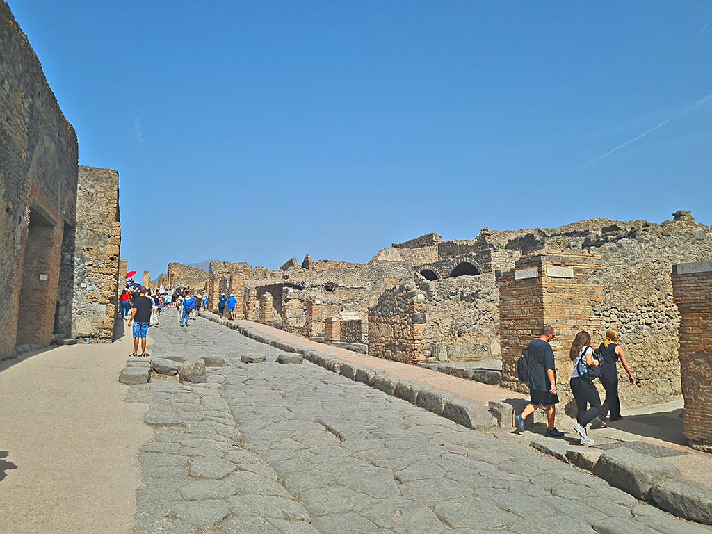 Via Stabiana, Pompeii. September 2024.
Looking north from between VIII.7, on left, and I.3, on right. Photo courtesy of Giuseppe Ciaramella.