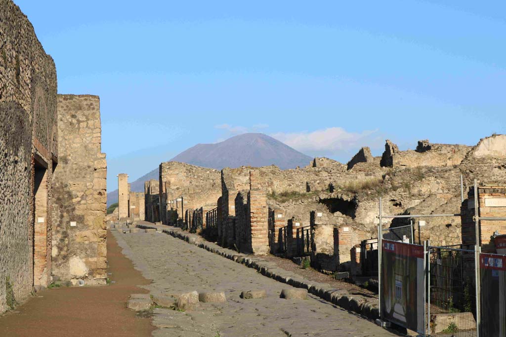 Via Stabiana, December 2018.
Looking north from near entrances at VIII.7.20 and VIII.7.21, on left, and I.3, on right. Photo courtesy of Aude Durand.