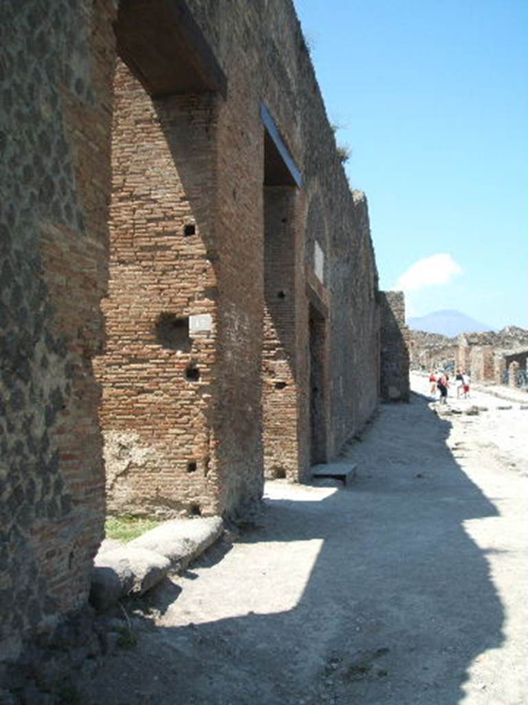 Via Stabiana. May 2005. West side near VIII.7.17, looking north.