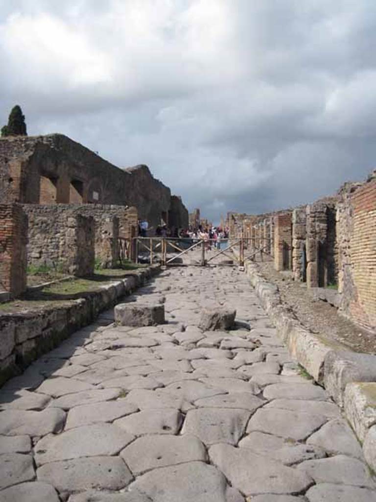 Via Stabiana. September 2010. Looking north with insula VIII.7 on left, and I.2 on right.
Photo courtesy of Drew Baker.