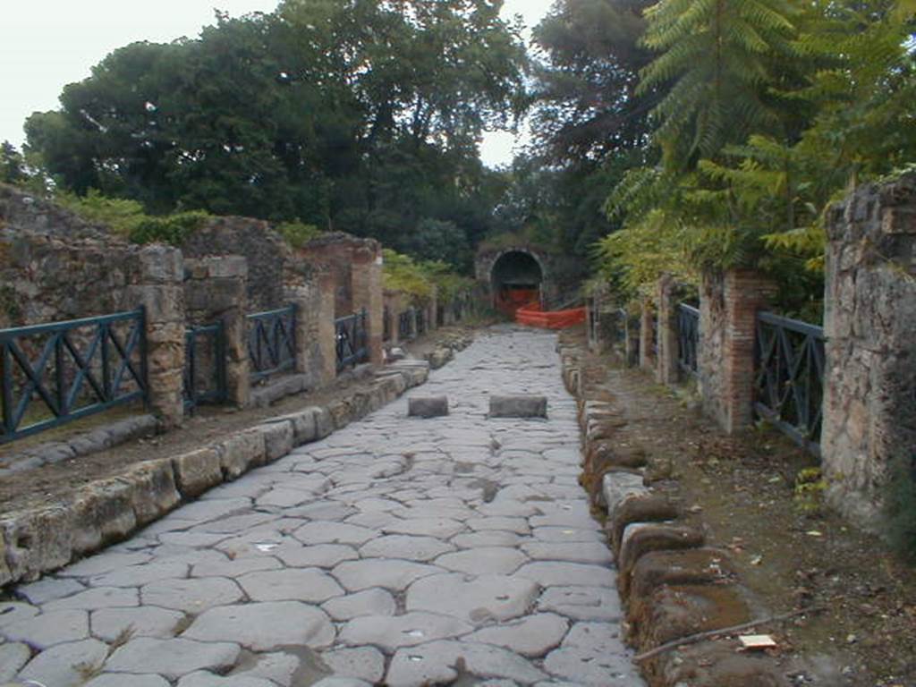 Via Stabiana between I.2 and VIII.7. Looking south to Stabian Gate. May 2005.