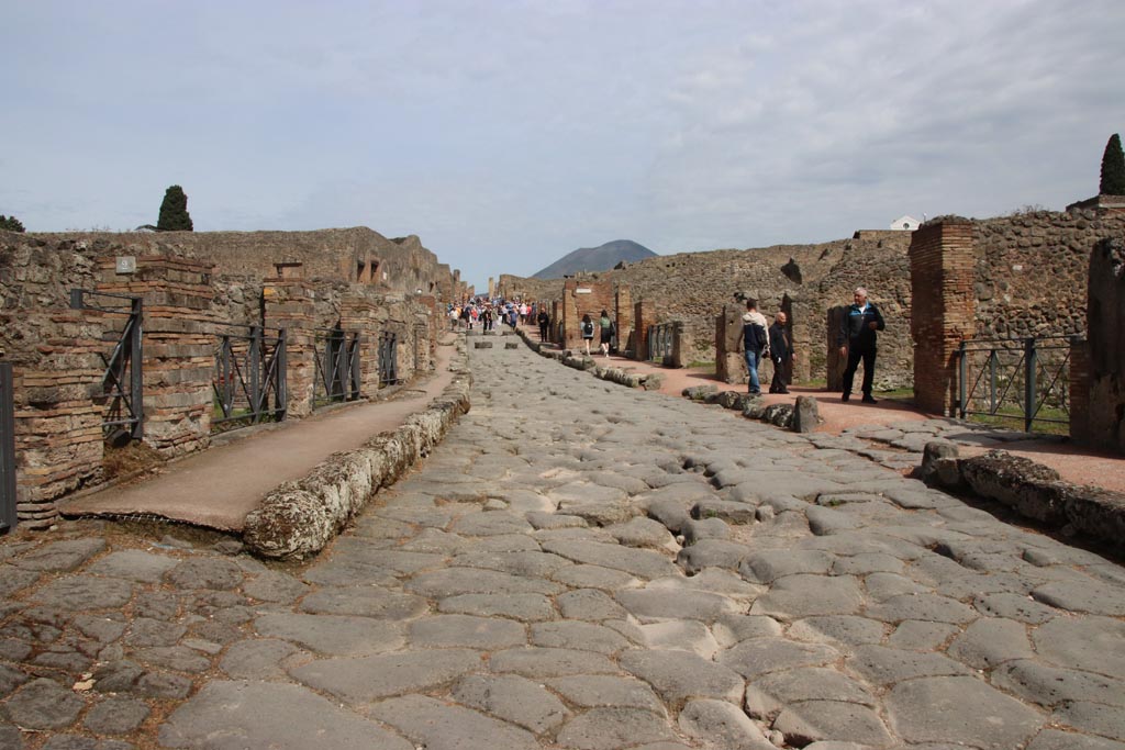 Via Stabiana, Pompeii between VIII.7 and I.1. May 2024. Looking north from Stabian Gate. Photo courtesy of Klaus Heese.
