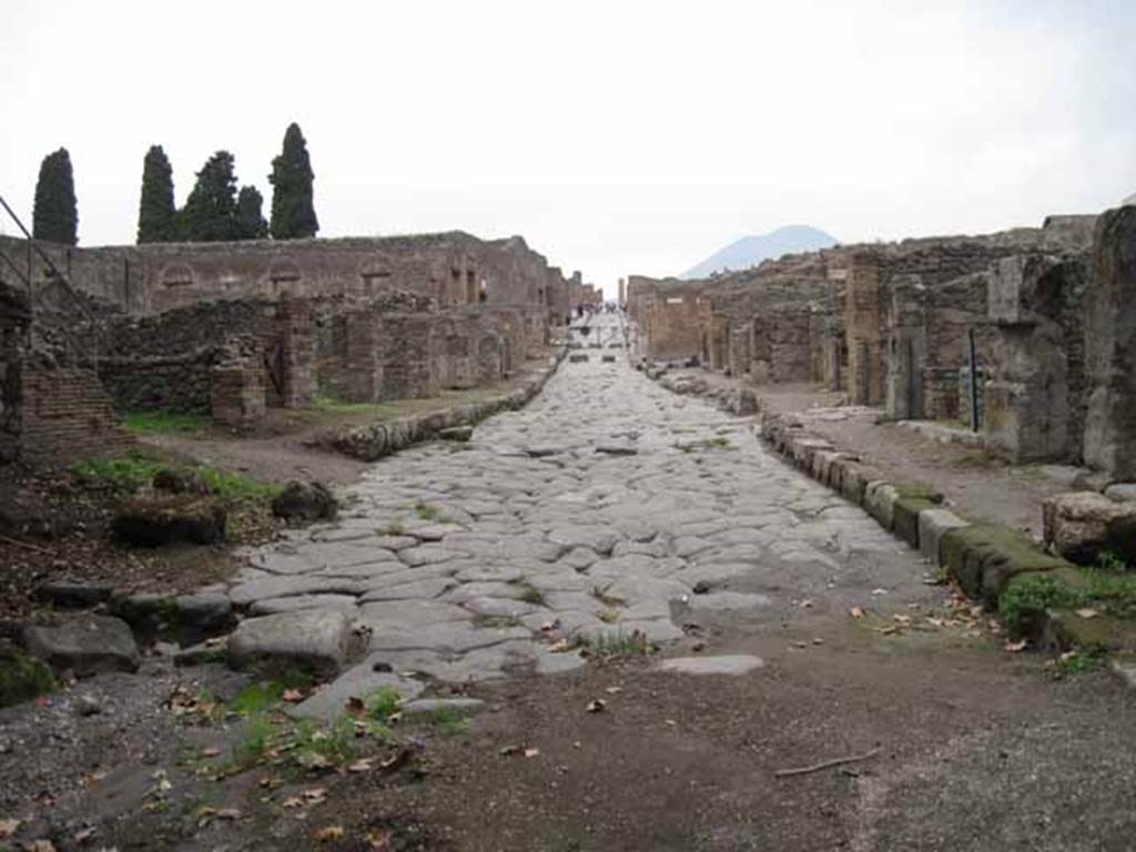 Via Stabiana between VIII.7 and I.1. Looking north from the Stabian Gate. September 2010.
Photo courtesy of Drew Baker.