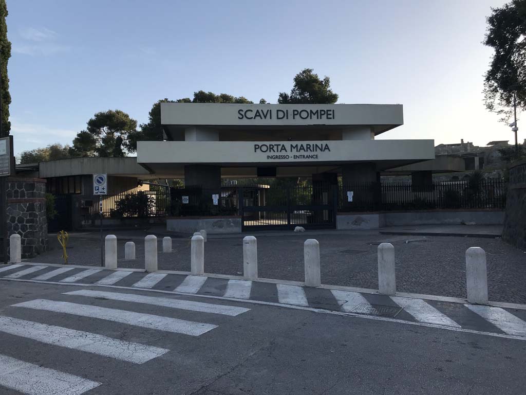 Via Villa dei Misteri. April 2019. Entrance in the early morning, just before opening time.
Photo courtesy of Rick Bauer.