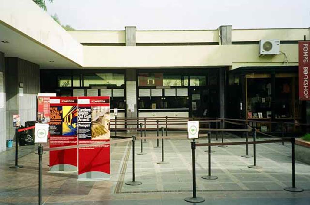 Via Villa dei Misteri. May 2010. Porta Marina entrance to the Scavi di Pompei.
Ticket booths are on the left. The bookshop on the right has now moved to the reopened Antiquarium.
Photo courtesy of Rick Bauer.