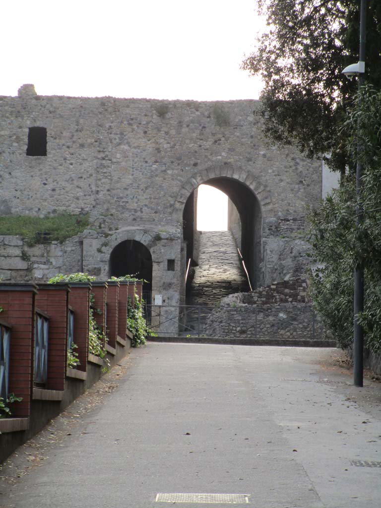 Pompeii, April 2019. Steep climb up through the Porta Marina, at rear.
In the foreground is the exit path leading from the Temple of Venus and the other entrance at Piazza Porta Marine Inferiore.
Photo courtesy of Rick Bauer.