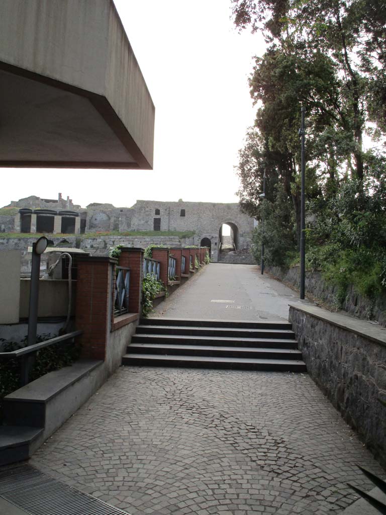 Via Villa dei Misteri, April 2019.
Pathway from the rear of the Temple of Venus that exits back to the Porta Marina ticket office on Via Villa dei Misteri.
Photo courtesy of Rick Bauer.