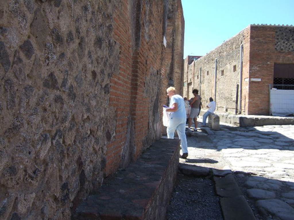Via degli Augustali. September 2005. South side. Looking west towards Vicolo dei Soprastanti and Via del Foro.