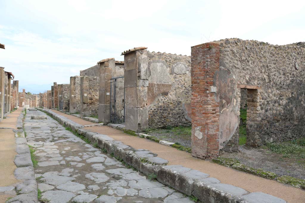 Via degli Augustali, south side, Pompeii. December 2018.
Looking east from VII.9.17, linked to VII.9.18, on right. Photo courtesy of Aude Durand.