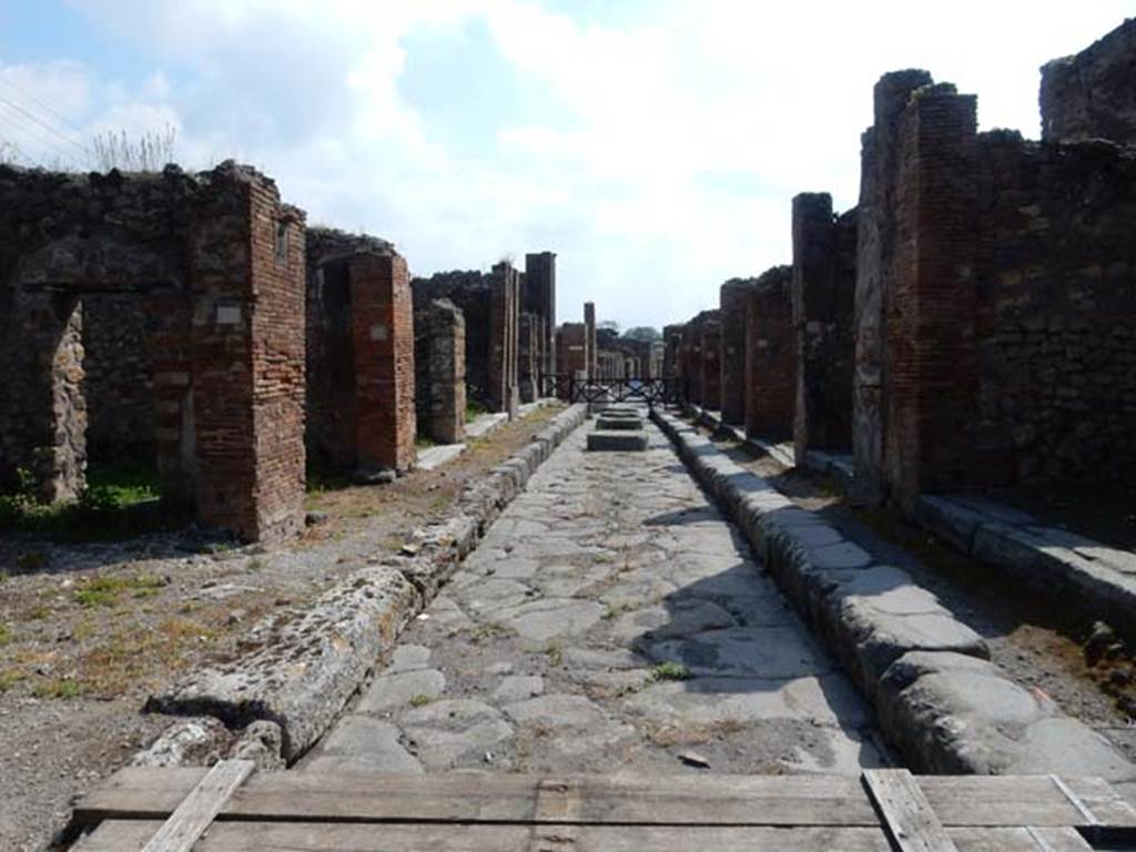 Via degli Augustali, May 2015. Looking east from between VII.4, on left, and VII.9, on right. Photo courtesy of Buzz Ferebee.