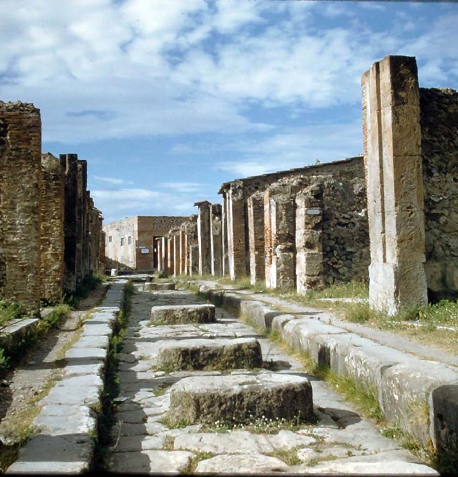 Via degli Augustali, Pompeii. November 1958. Looking west between VII.9 and VII.4, towards restaurant (centre left).
Photo courtesy of Rick Bauer.