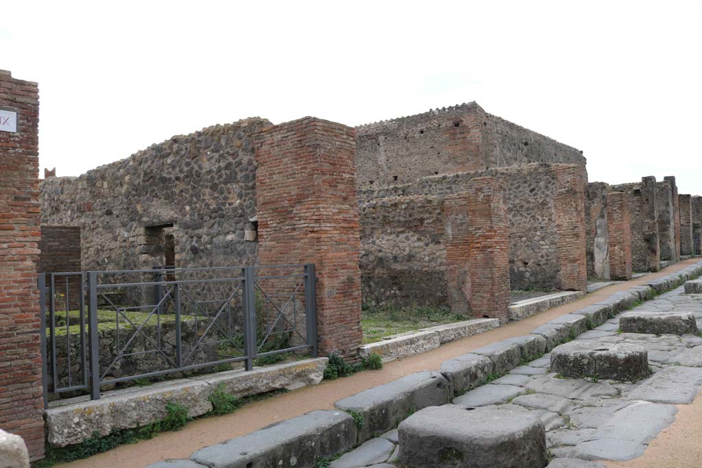 Via degli Augustali, south side, Pompeii. December 2018.
Looking west from entrance doorway at VII.9.30, on left. Photo courtesy of Aude Durand.