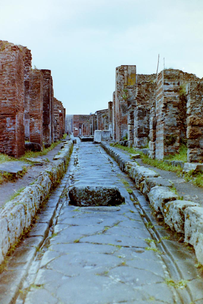 Via degli Augustali, between VII.12 and VII.2. 4th April 1980, pre-earthquake.
Looking west from VII.12.5, on left. Photo courtesy of Tina Gilbert.