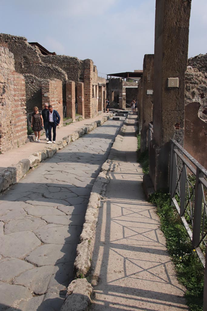 Via degli Augustali, Pompeii. October 2023.
Looking east from near VII,12,8, on right. Photo courtesy of Klaus Heese.