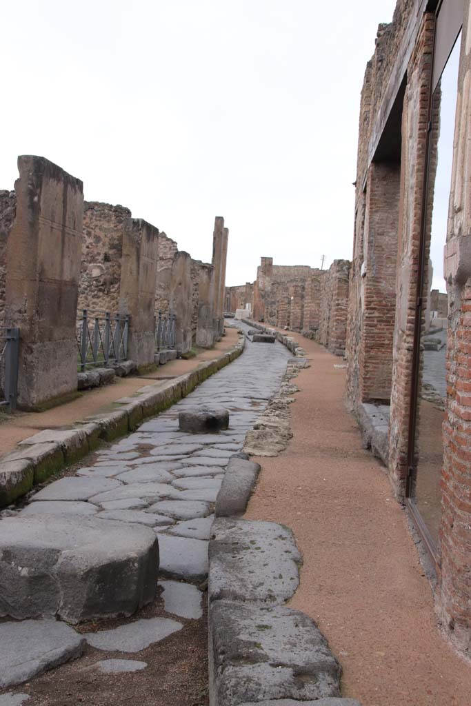 Via degli Augustali, October 2020.
Looking west between VII.12.14 and VII.2.46, in the year of the pandemic. Photo courtesy of Klaus Heese.