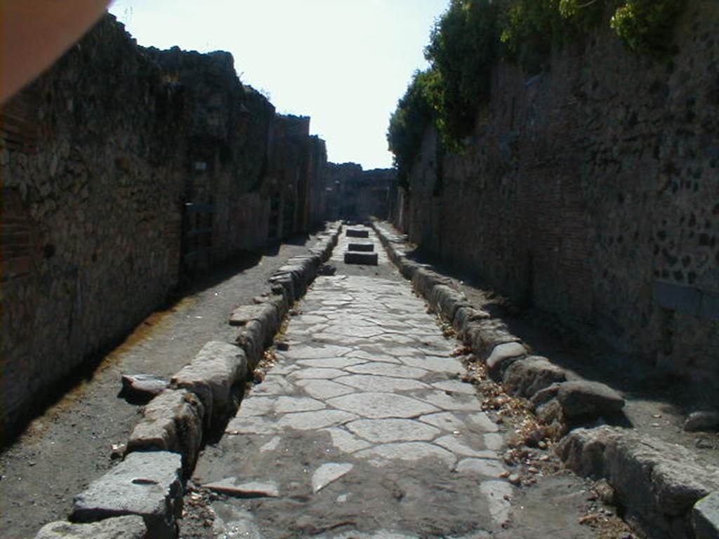 Via degli Augustali between VII.1 and VII.2. September 2004. Looking west from Via Stabiana.