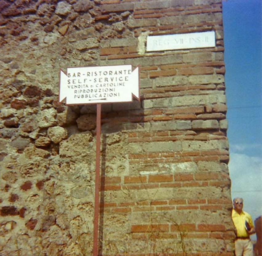 Via degli Augustali, Pompeii, 1978.
Looking north towards side wall of VII.2.1, with “Tabella ansata” signpost, directing towards the west.
On the right is Via Stabiana. Photo courtesy of Roberta Falanelli.